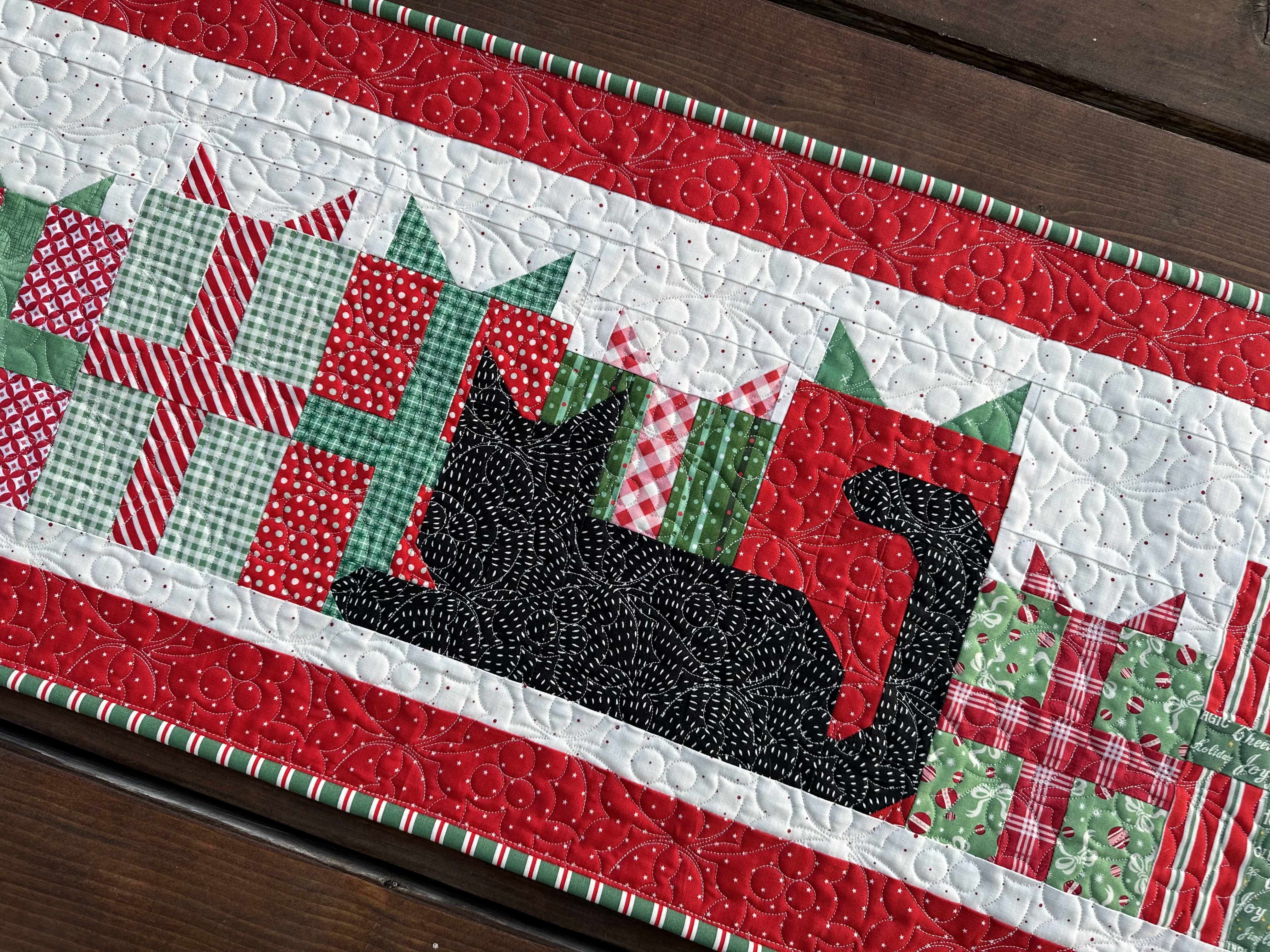onyx at christmas table runner pattern - weallsew